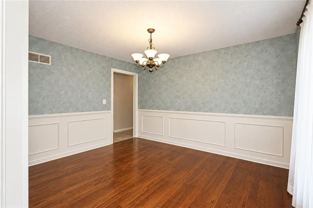 Photo 10 of 50 - 1212 NW Fairway Circle, Blue Springs, MO 64014