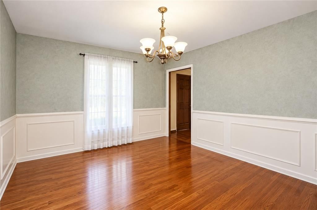 Photo 9 of 50 - 1212 NW Fairway Circle, Blue Springs, MO 64014