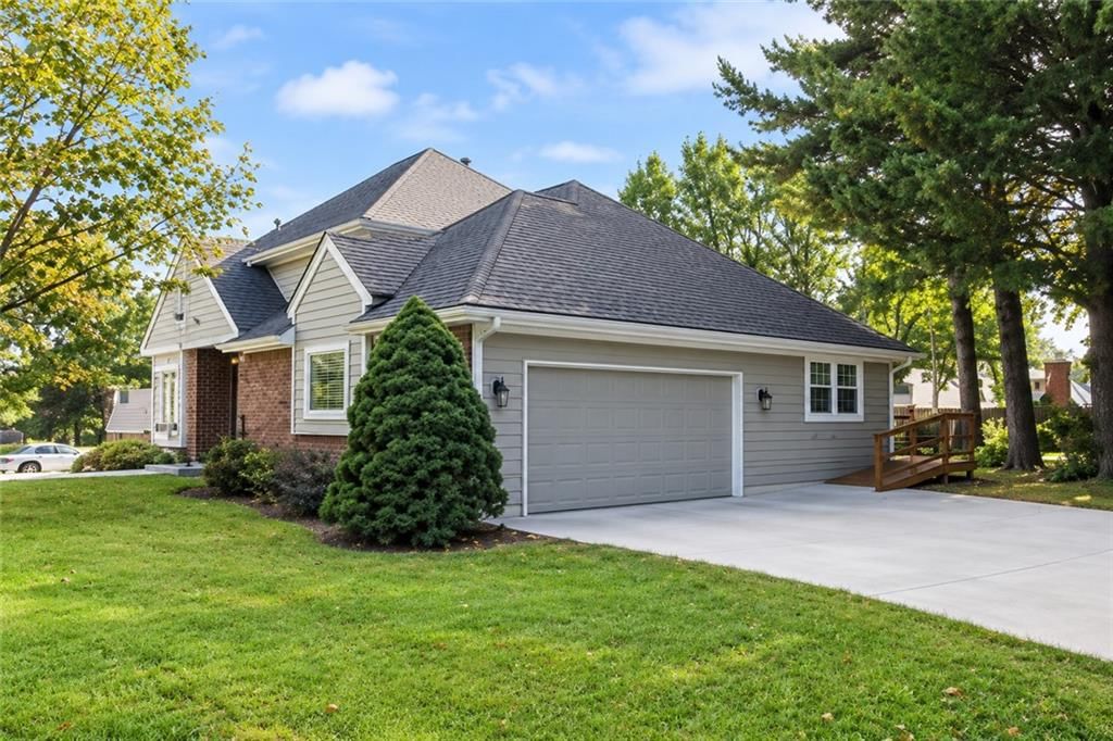 Photo 50 of 50 - 1212 NW Fairway Circle, Blue Springs, MO 64014