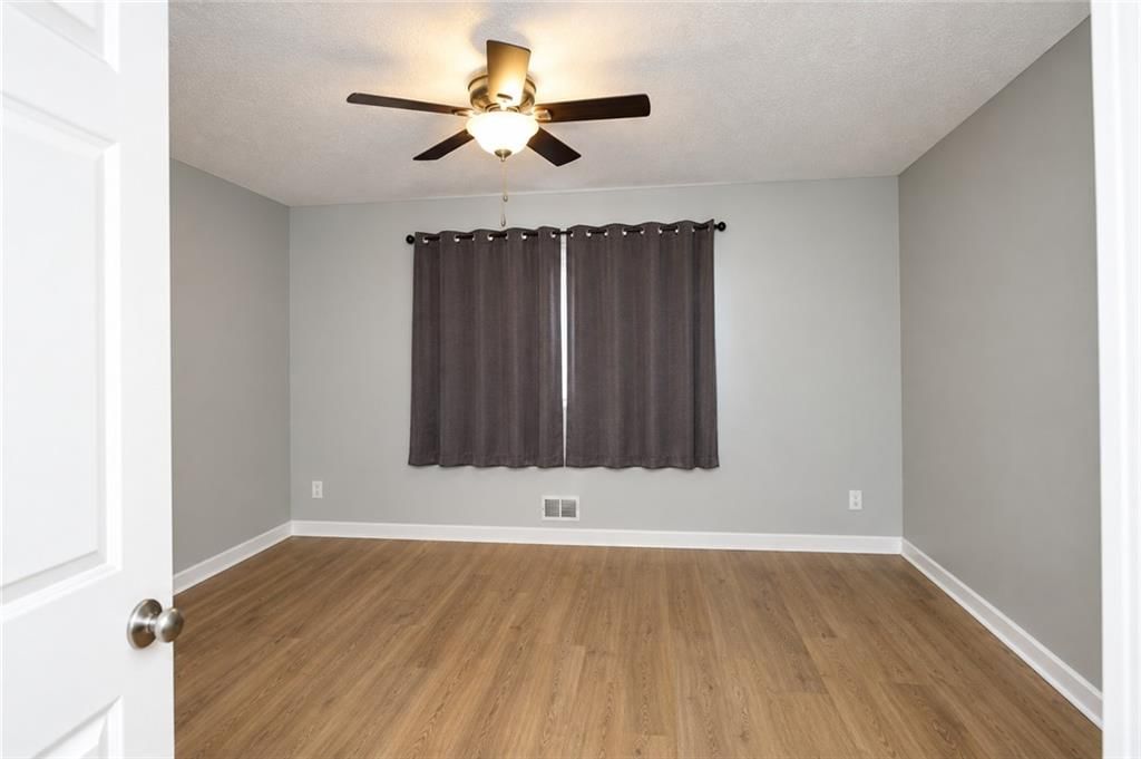 Photo 16 of 50 - 1212 NW Fairway Circle, Blue Springs, MO 64014