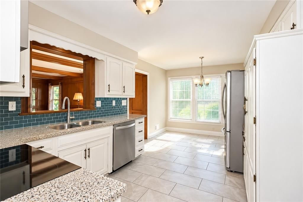 Photo 13 of 50 - 1212 NW Fairway Circle, Blue Springs, MO 64014