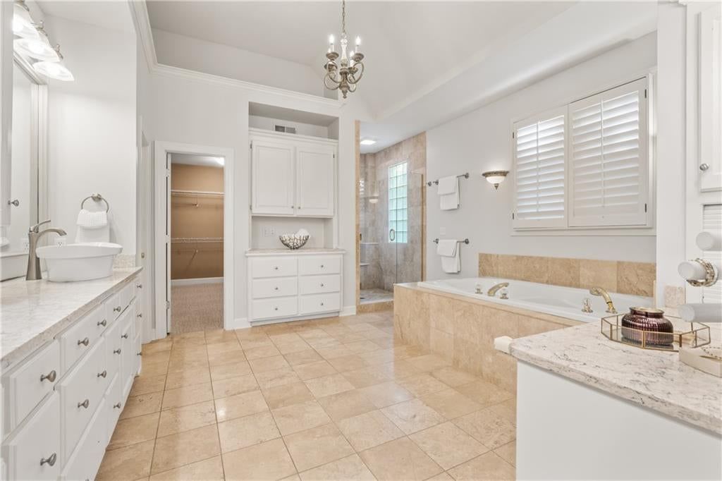 Double vanity at 3608 W 153rd Street, Leawood, KS 66224
