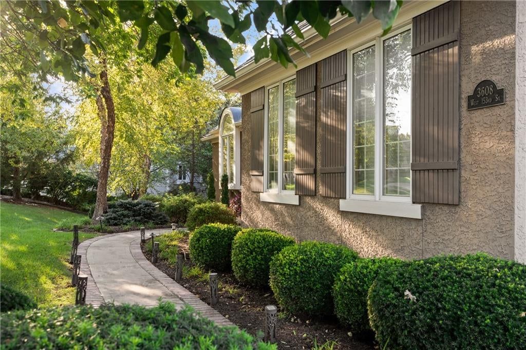 3608 W 153rd Street, Leawood, KS: listing photo 2