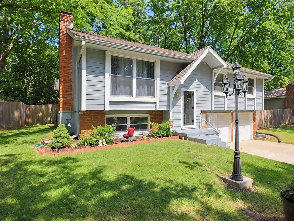 1401 SE Piccadilly Street, Blue Springs, MO: listing photo 2