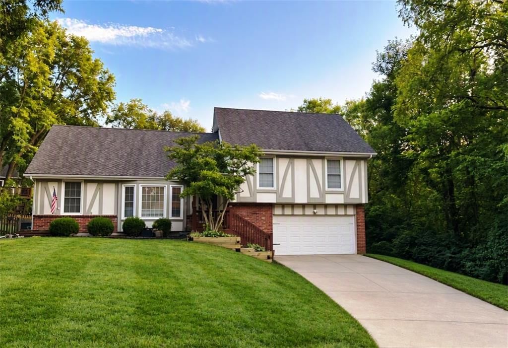 Attached garage and concrete driveway at 14513 90TH Court, Lenexa, KS 66215