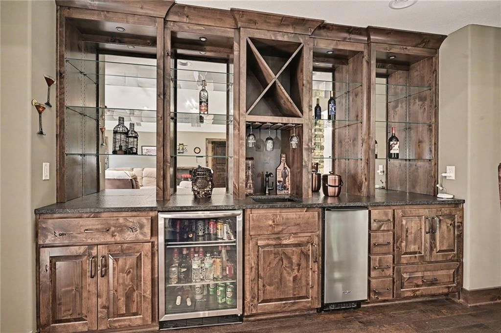 Wet bar at 12924 Jacob Lane, Kearney, MO 64060