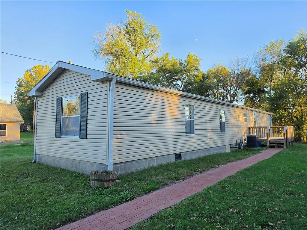 141 E Pacific Avenue, Osawatomie, KS