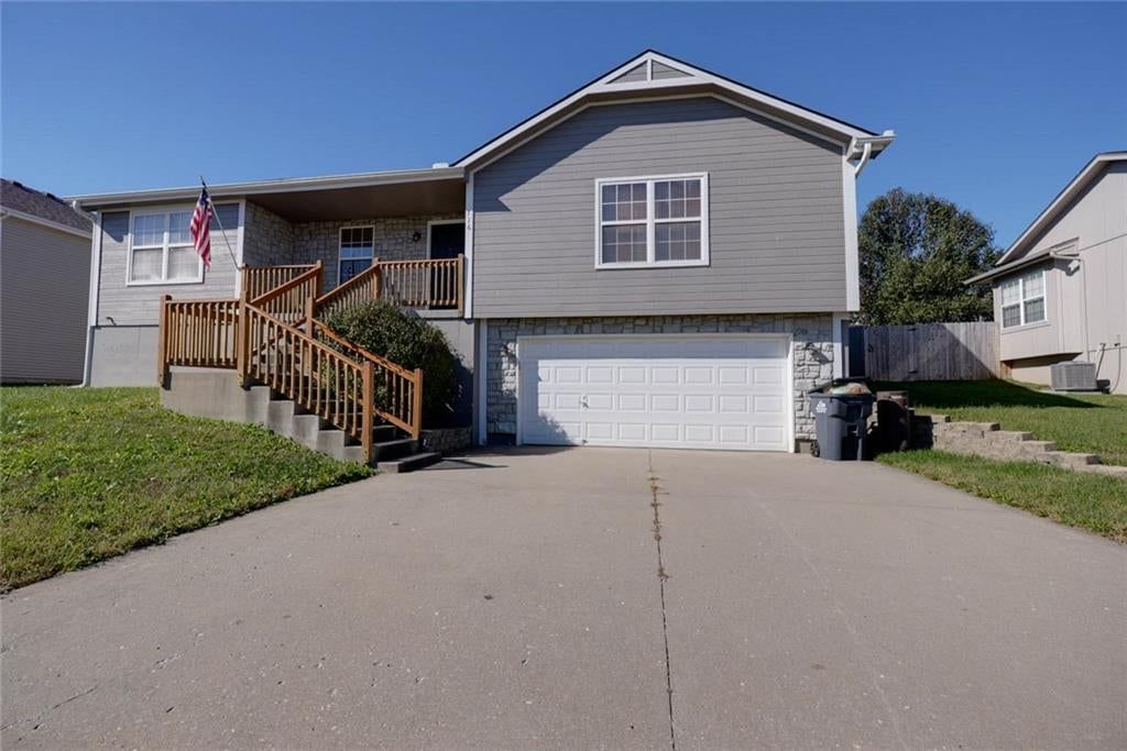 716 SW Brome Drive, Grain Valley, MO: listing photo 2