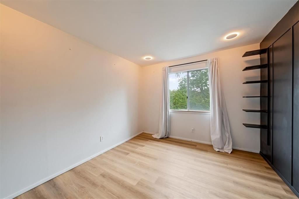 Photo 13 of 28 - 8727 Sycamore Avenue, Kansas City, MO 64138