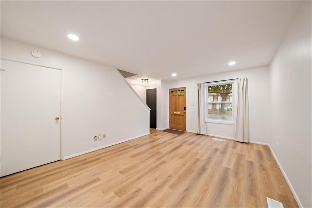 Photo 6 of 28 - 8727 Sycamore Avenue, Kansas City, MO 64138