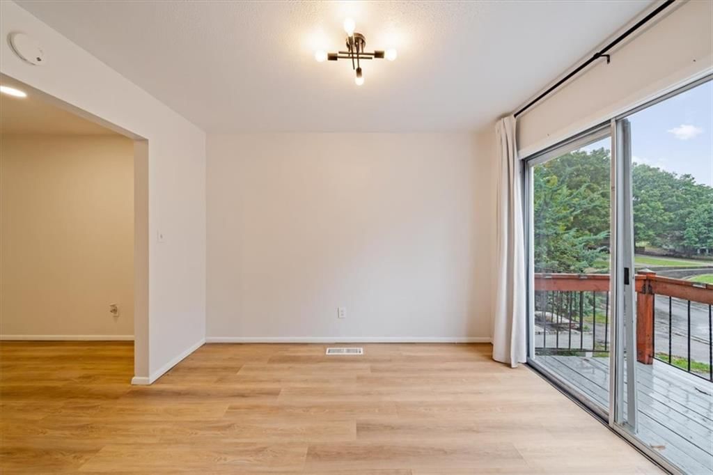 Photo 11 of 28 - 8727 Sycamore Avenue, Kansas City, MO 64138