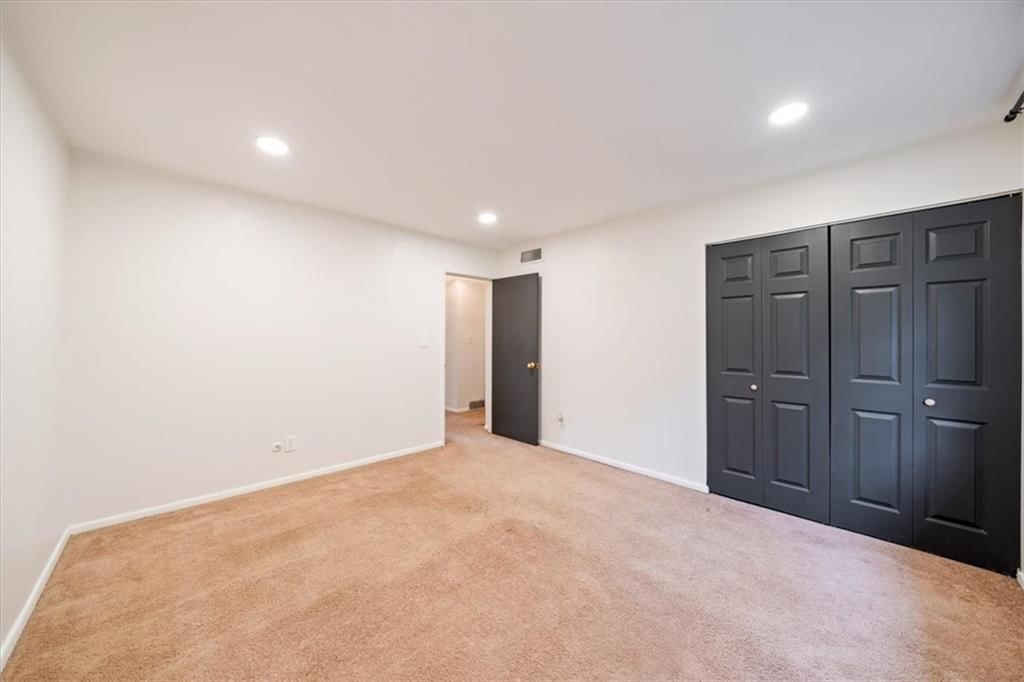 Photo 18 of 28 - 8727 Sycamore Avenue, Kansas City, MO 64138