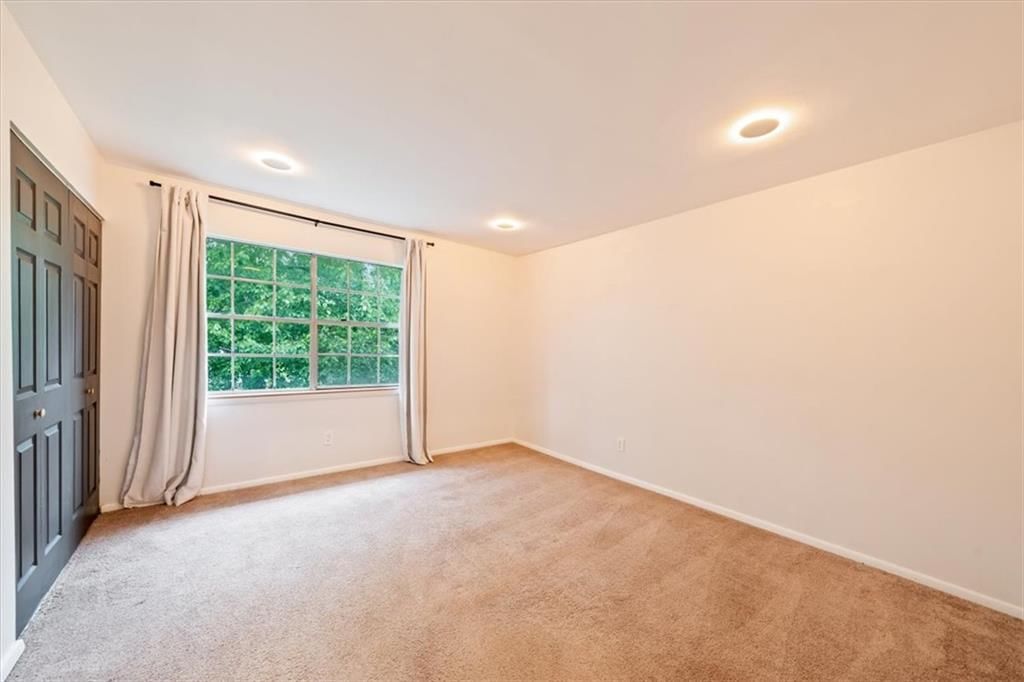 Photo 17 of 28 - 8727 Sycamore Avenue, Kansas City, MO 64138