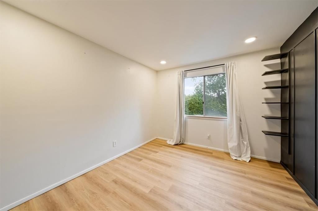 Photo 12 of 28 - 8727 Sycamore Avenue, Kansas City, MO 64138