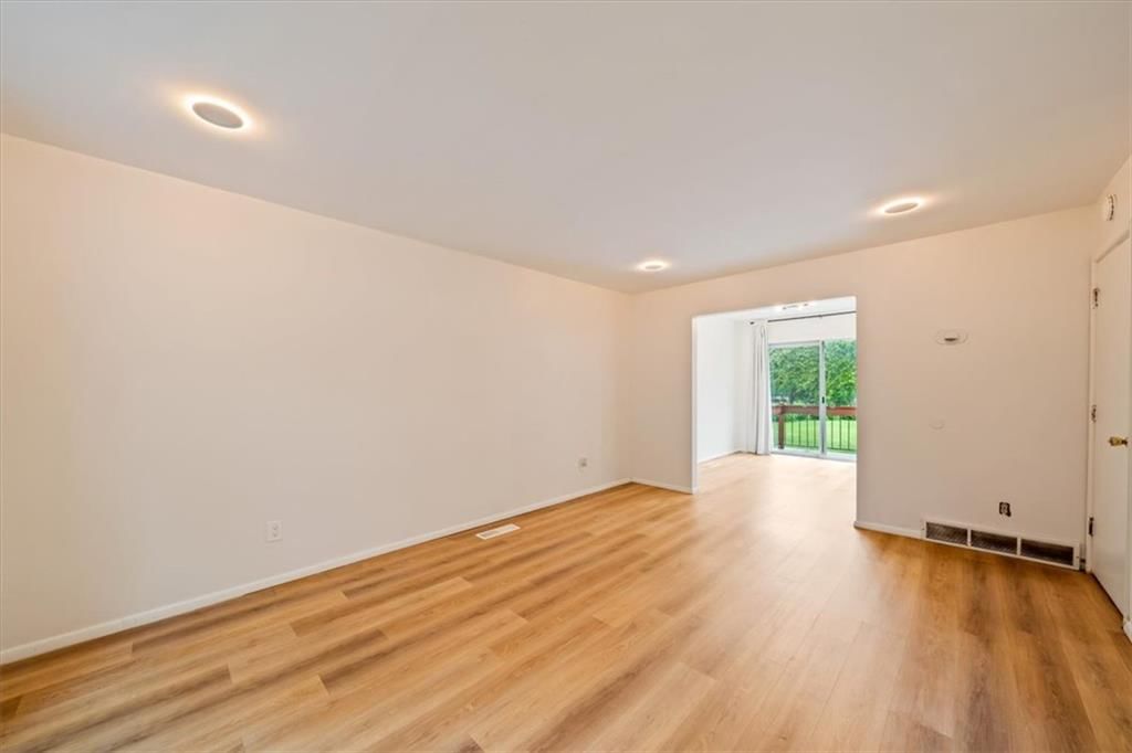 Photo 5 of 28 - 8727 Sycamore Avenue, Kansas City, MO 64138