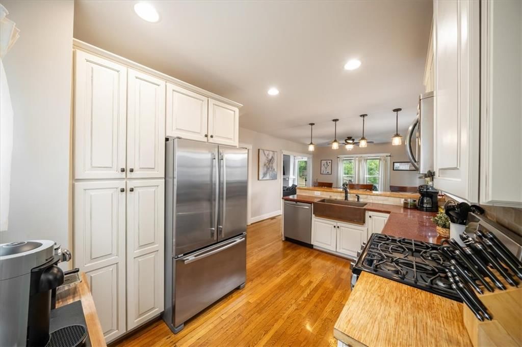 Photo 11 of 27 - 407 GREENWAY Terrace, Kansas City, MO 64113