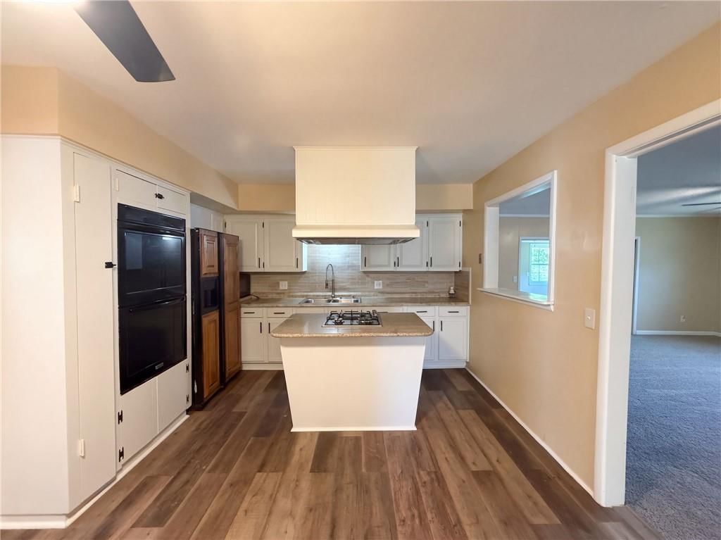 Open floor plan, kitchen island and white kitchen at 602 W 101st Street, Kansas City, MO 64114