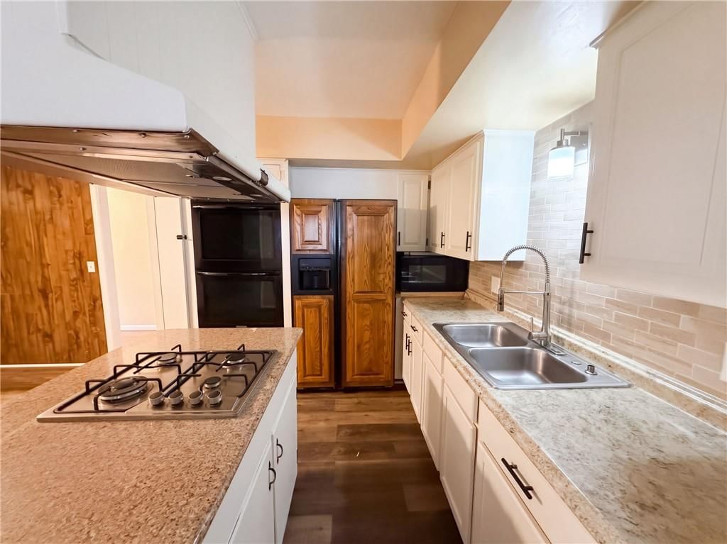Photo 6 of 21 - 602 W 101st Street, Kansas City, MO 64114