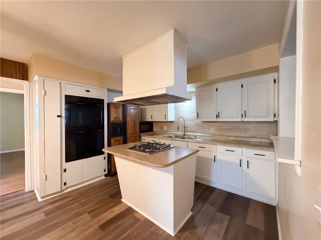 Photo 7 of 21 - 602 W 101st Street, Kansas City, MO 64114