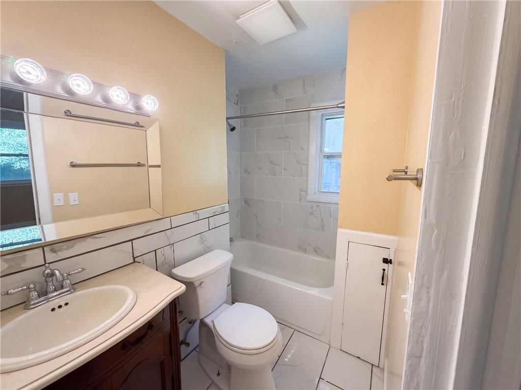 Photo 14 of 21 - 602 W 101st Street, Kansas City, MO 64114
