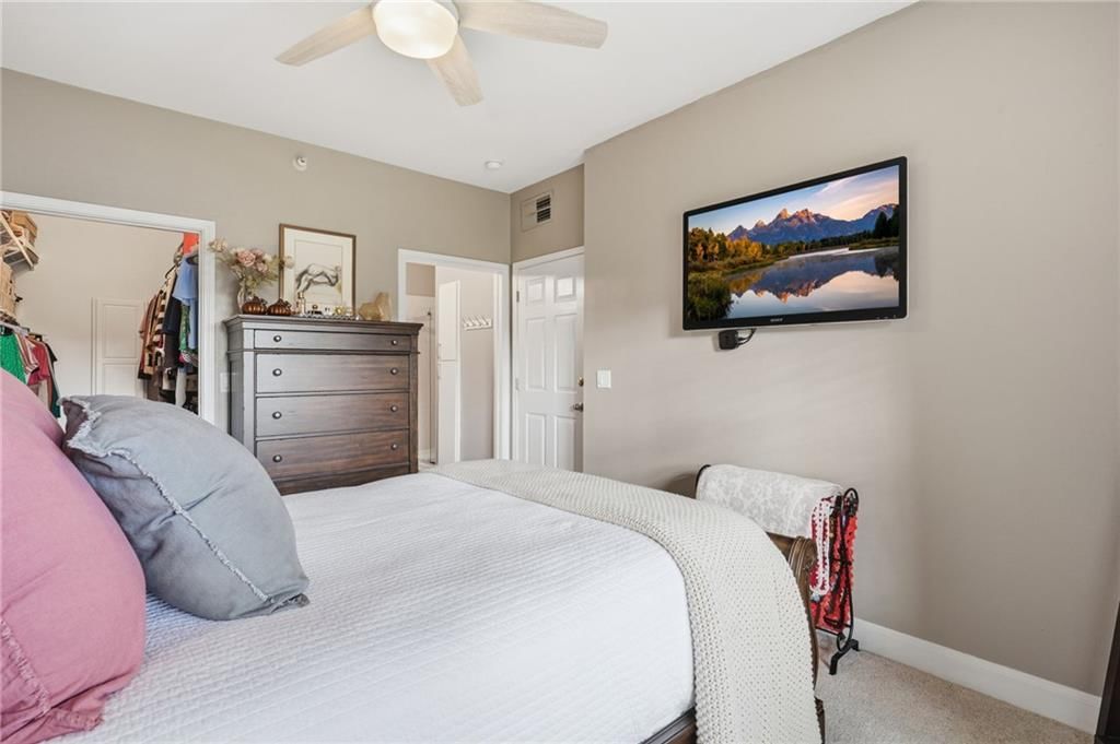 Photo 13 of 28 - 11604 Tomahawk Creek Parkway #A, Leawood, KS 66211