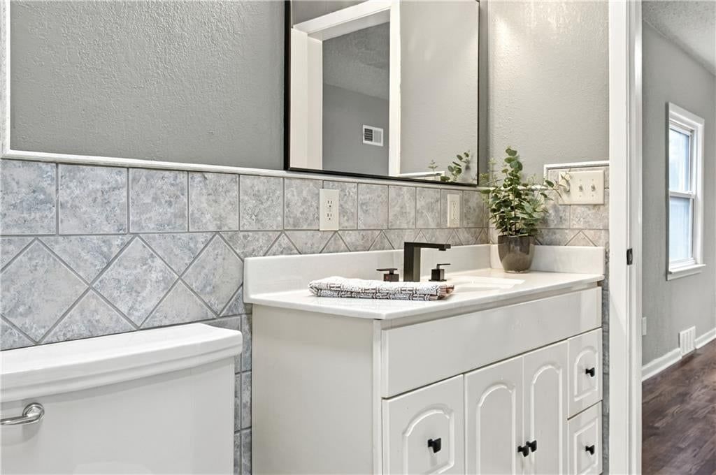 Photo 14 of 24 - 10131 E 79th Terrace, Raytown, MO 64138