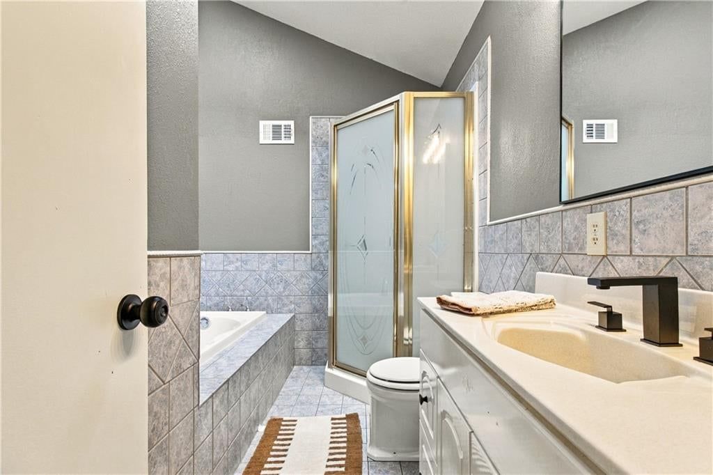 Photo 12 of 24 - 10131 E 79th Terrace, Raytown, MO 64138