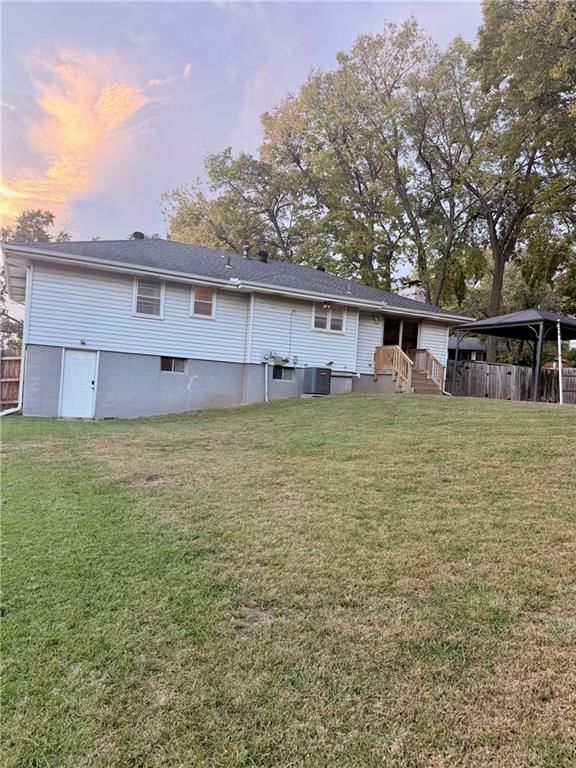 Photo 14 of 18 - 3831 S Kiger Road, Independence, MO 64055