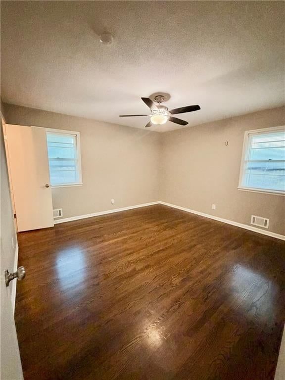 Photo 7 of 18 - 3831 S Kiger Road, Independence, MO 64055