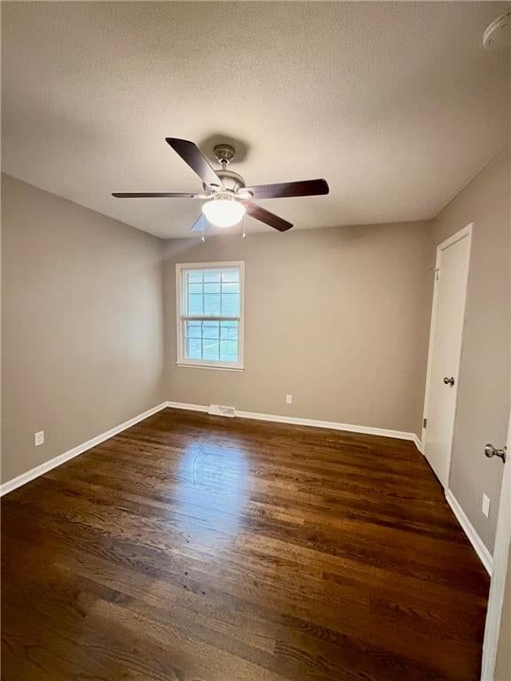 Photo 9 of 18 - 3831 S Kiger Road, Independence, MO 64055
