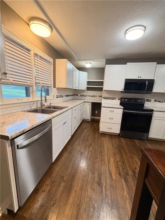White countertops at 3831 S Kiger Road, Independence, MO 64055