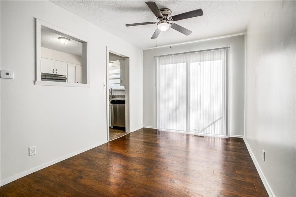 Open floor plan at 607 NE Lynn Street, Lee's Summit, MO 64063