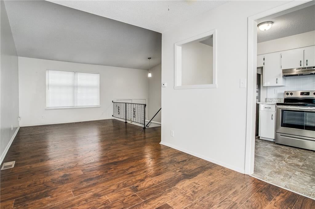 Photo 12 of 34 - 607 NE Lynn Street, Lee's Summit, MO 64063