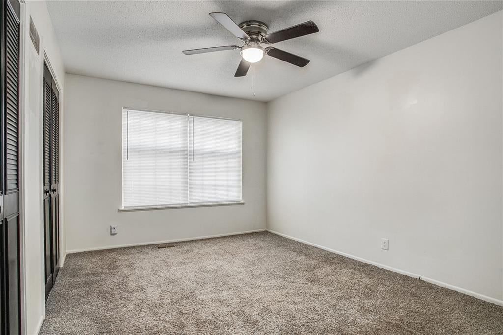 Photo 19 of 34 - 607 NE Lynn Street, Lee's Summit, MO 64063