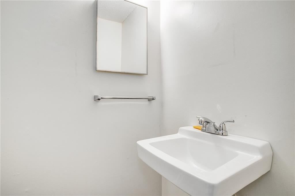 Photo 21 of 34 - 607 NE Lynn Street, Lee's Summit, MO 64063