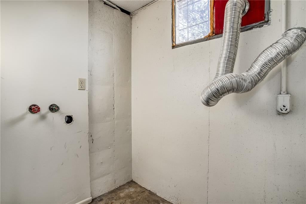 Photo 22 of 34 - 607 NE Lynn Street, Lee's Summit, MO 64063