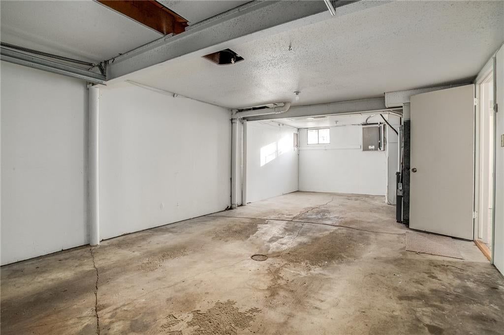 Photo 26 of 34 - 607 NE Lynn Street, Lee's Summit, MO 64063