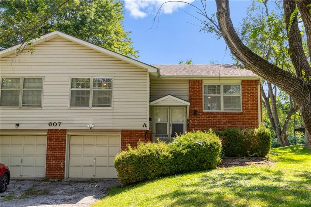 Photo 27 of 34 - 607 NE Lynn Street, Lee's Summit, MO 64063