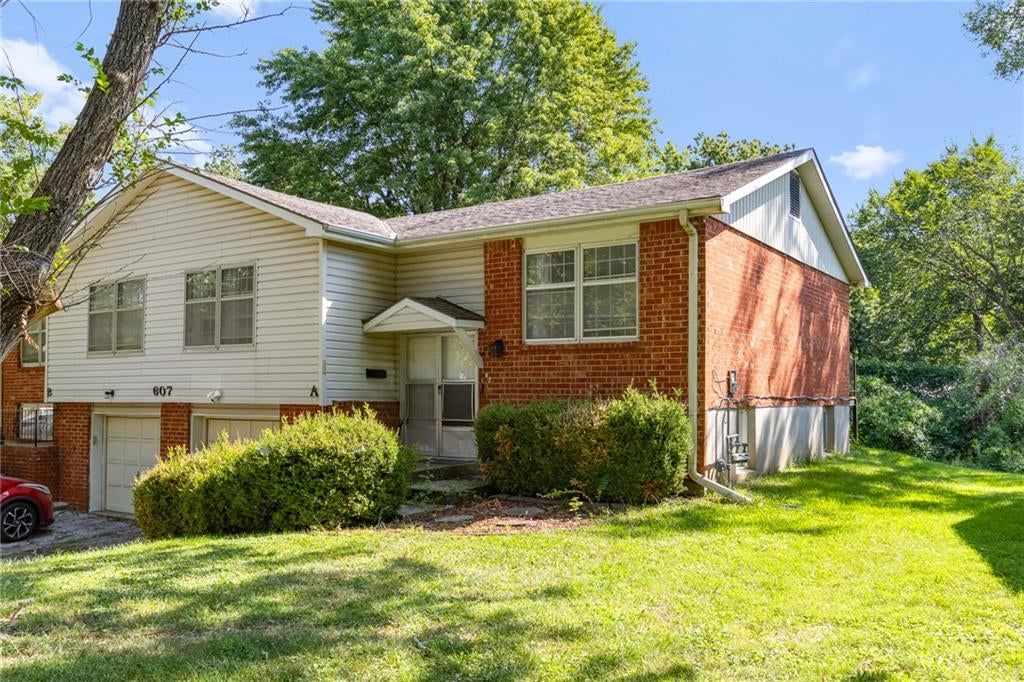 Photo 29 of 34 - 607 NE Lynn Street, Lee's Summit, MO 64063