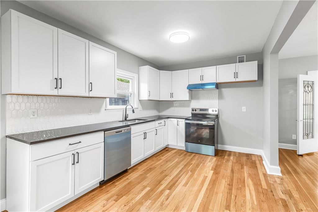 Electric range at 710 N 17th Street, Kansas City, KS 66102