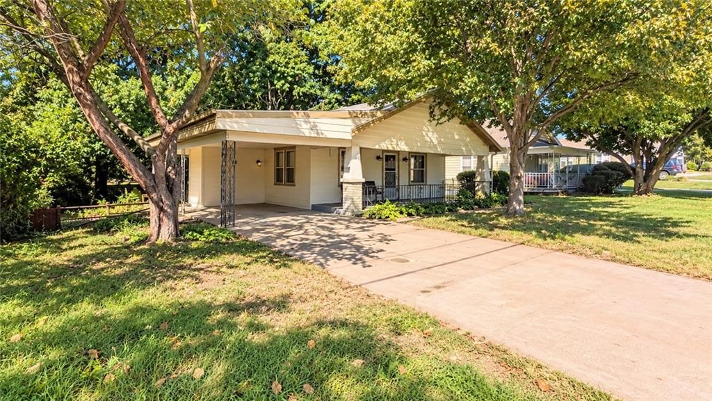 Concrete driveway at 1820 S 22nd Street, Kansas City, KS 66106