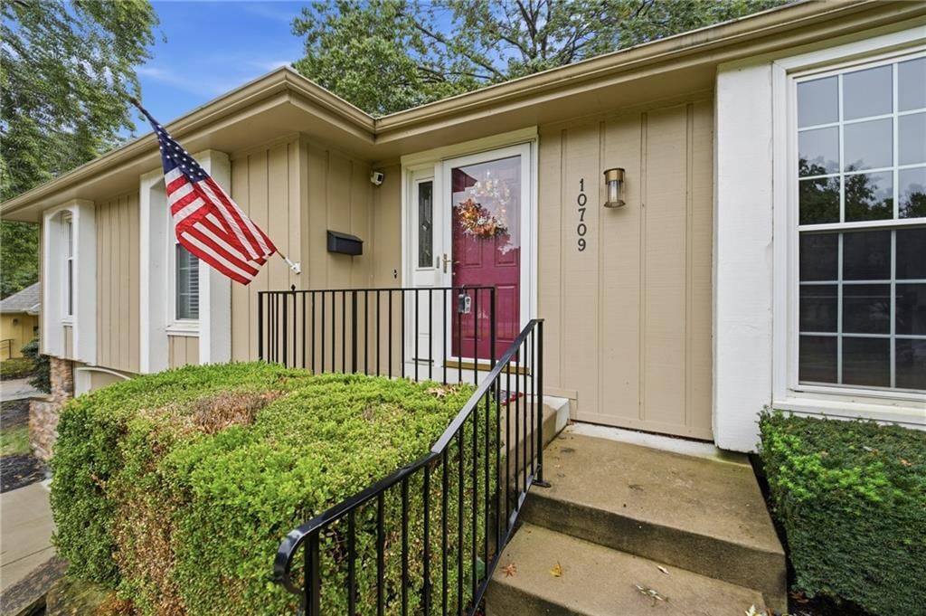 10709 W 101st Street, Overland Park, KS: listing photo 3
