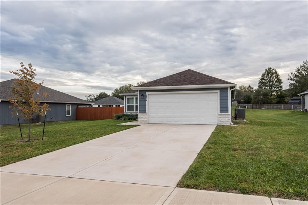 713 Hidden Meadows Drive, Paola, KS: listing photo 3