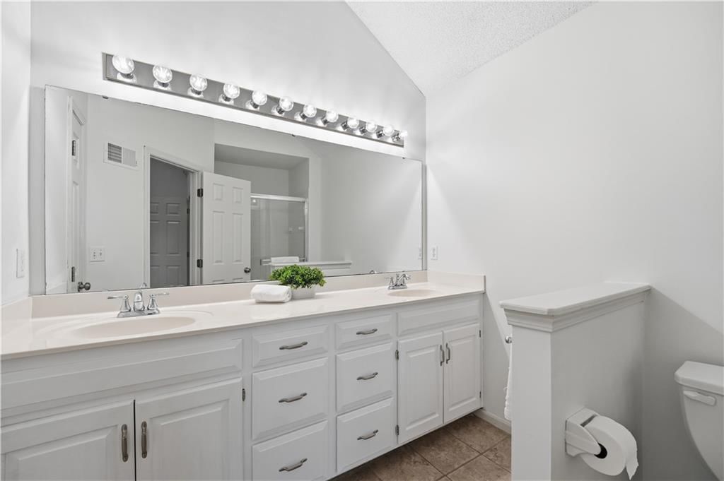 Double vanity at 18470 W 161ST Street, Olathe, KS 66062