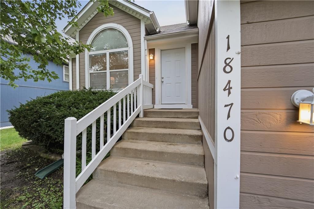 18470 W 161ST Street, Olathe, KS: listing photo 2