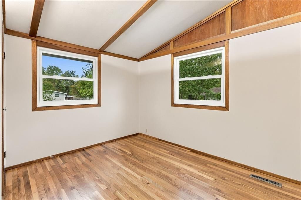 Photo 13 of 22 - 5901 N Michigan Place, Gladstone, MO 64118