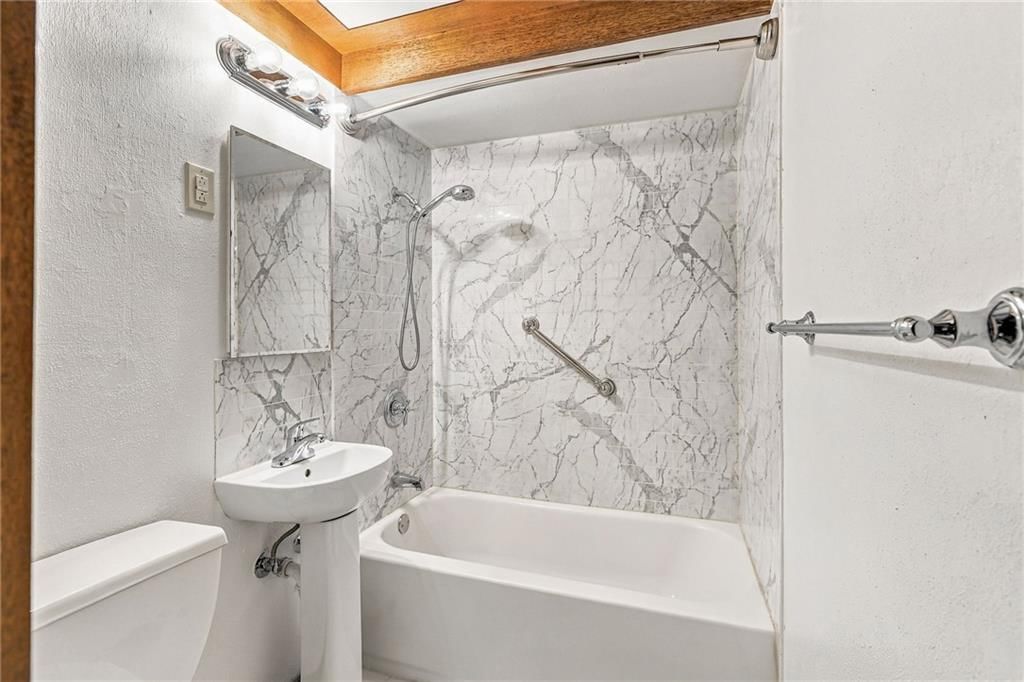 Photo 10 of 22 - 5901 N Michigan Place, Gladstone, MO 64118