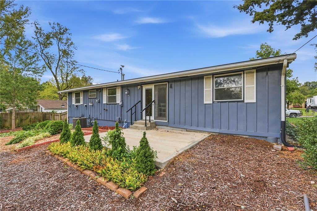 Concrete patio at 5901 N Michigan Place, Gladstone, MO 64118