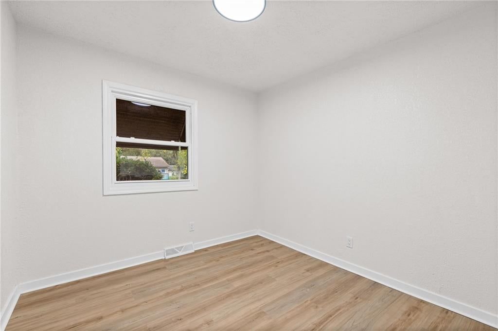 Photo 18 of 36 - 3329 S Claremont Avenue, Independence, MO 64052