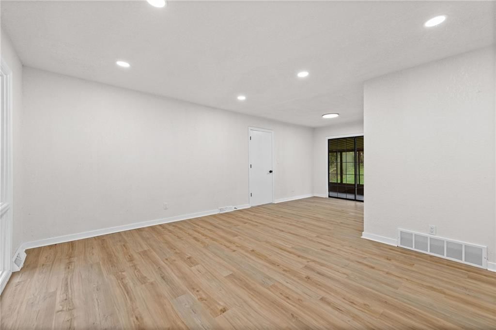Photo 5 of 36 - 3329 S Claremont Avenue, Independence, MO 64052